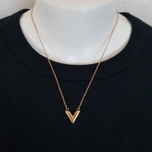 New! Louis Vuitton Essential V Necklace Gold